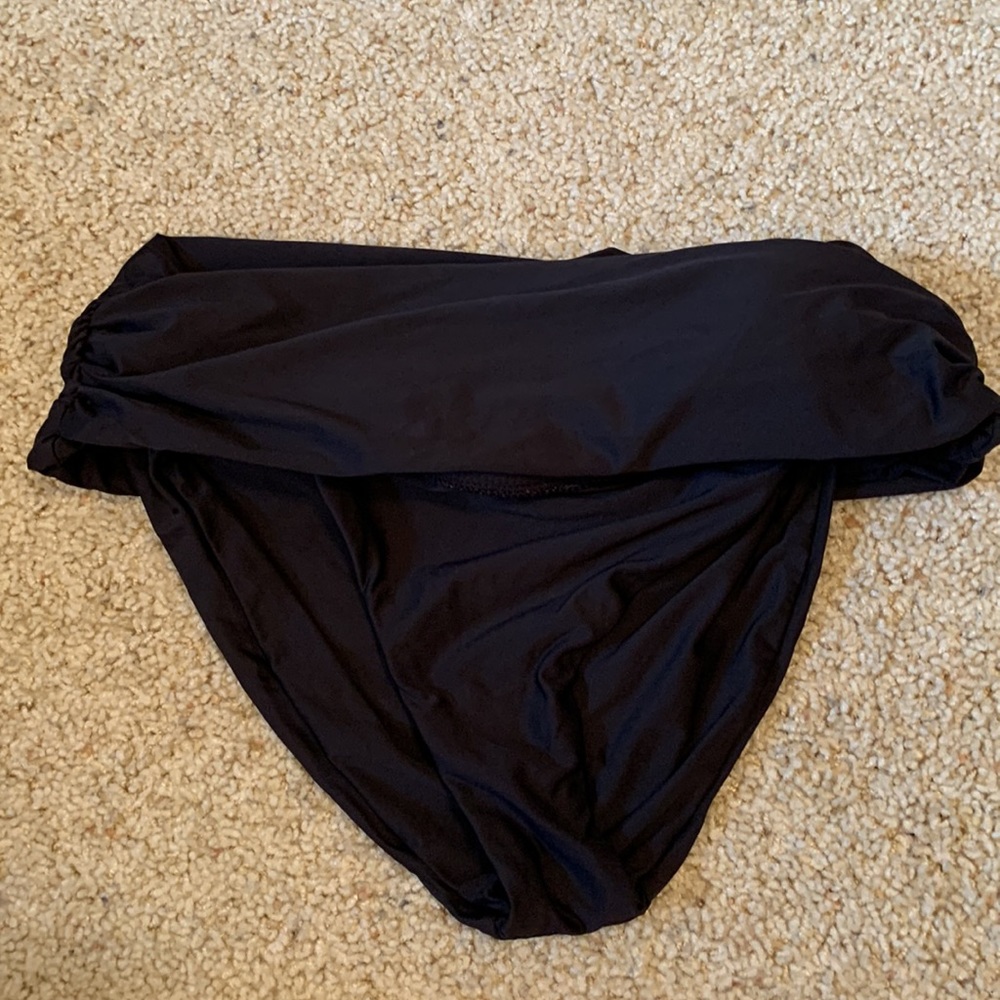 NWOT - Beach Scene Skirtini
Bathing Swim Suit Bottom
Black (Size M)
Shirred Side